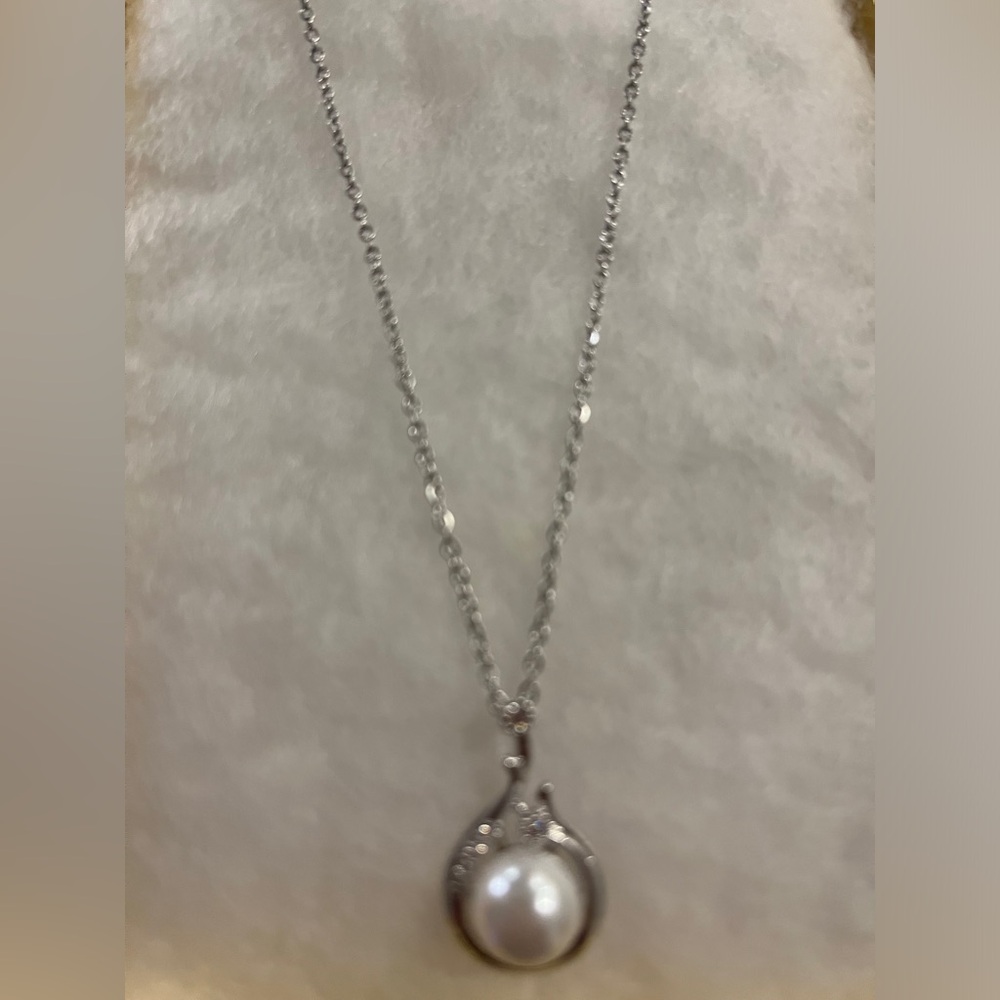 Necklace silver color with faux pearl